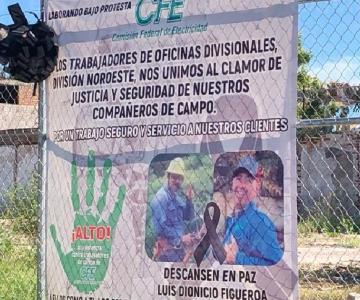 Colocan manta frente a CFE pidiendo justicia por los compañeros asesinados