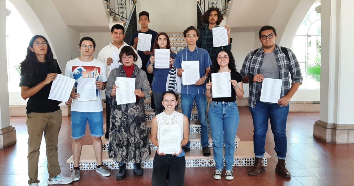 Alumnos de la Unison entregan firmas para eliminar EGEL