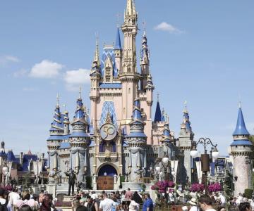 VIRAL|Esconden a niña en carriola para no pagar entrada en Disney