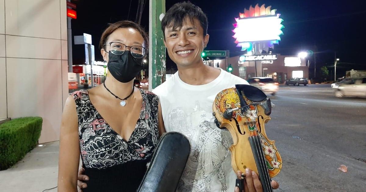 Acompañados de un violín, recorren México para cumplir sus sueños