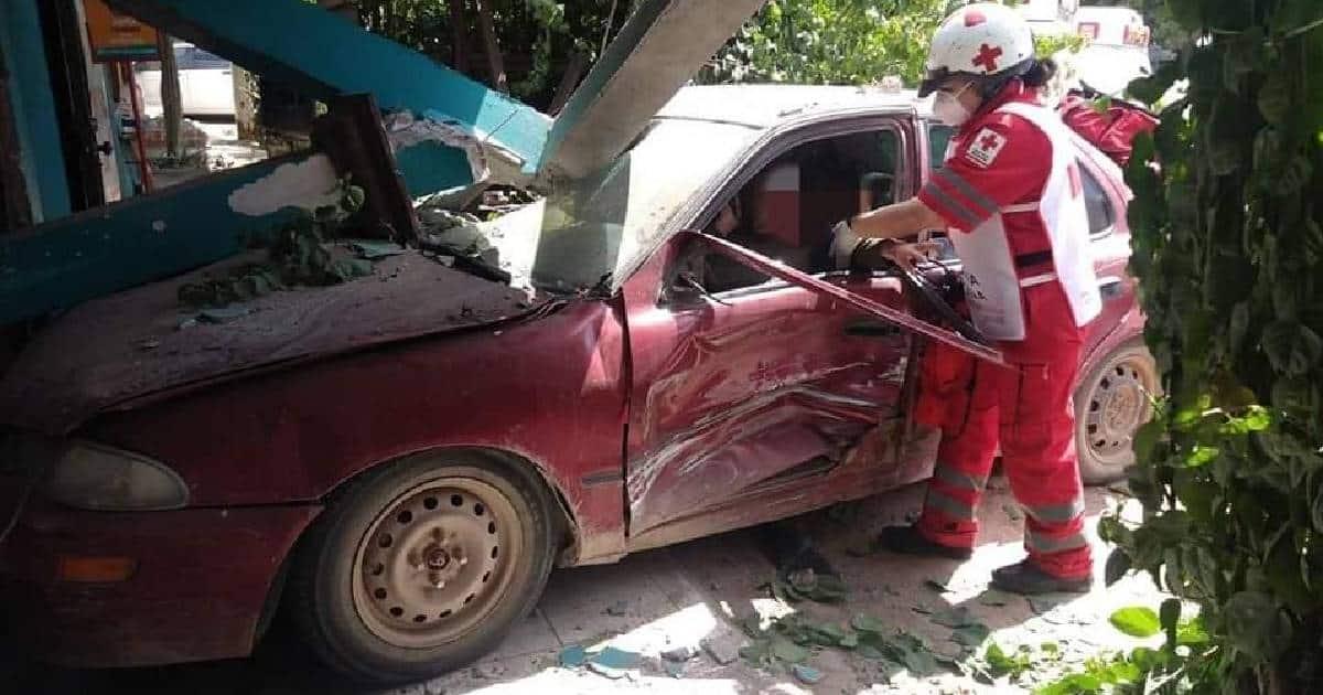 Miguel Alemán: conductor se estrella contra un restaurante