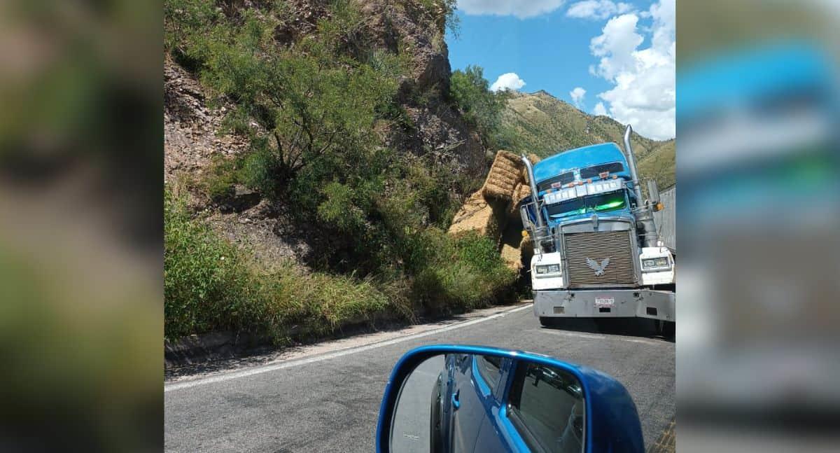 ¡Otro accidente! Camión de carga pierde carga en tramo Ímuris-Cananea