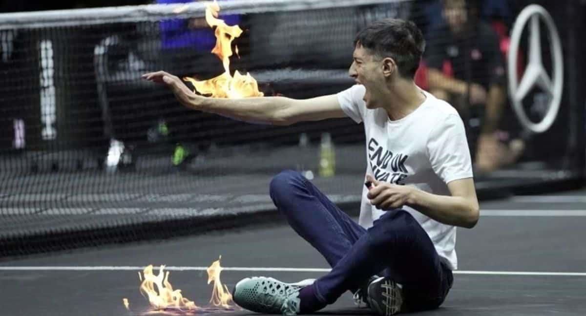 Protestante se prende fuego en juego de Laver Cup 