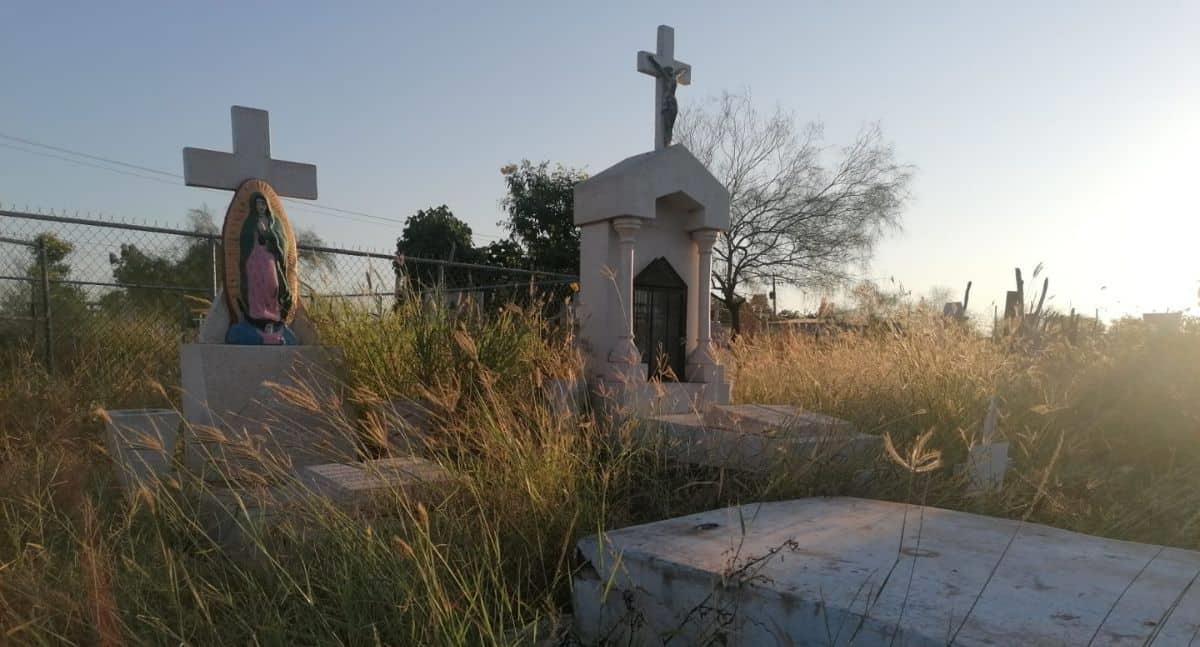 Panteón de Las Piedritas está bajo maleza y basura