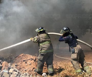 Bomberos controlan incendio en basurero de La Cholla