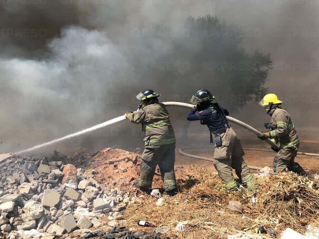 Bomberos controlan incendio en basurero de La Cholla