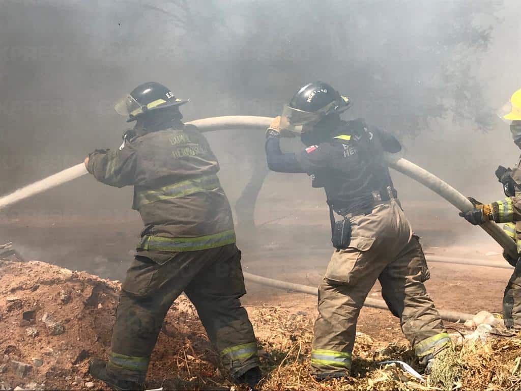 Bomberos controlan incendio en basurero de La Cholla