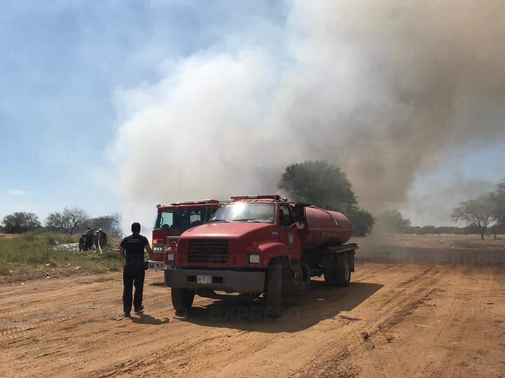 Bomberos controlan incendio en basurero de La Cholla