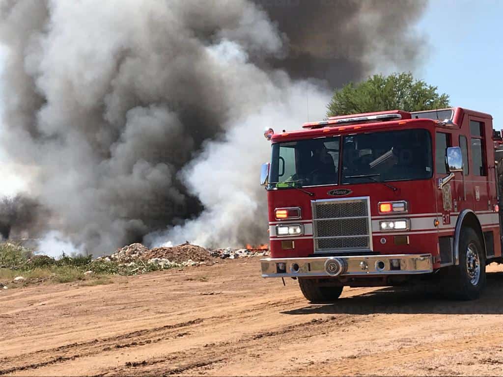 Bomberos controlan incendio en basurero de La Cholla