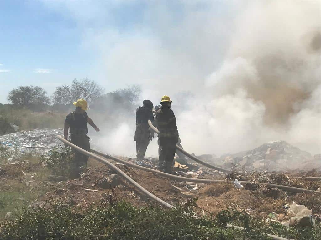 Bomberos controlan incendio en basurero de La Cholla