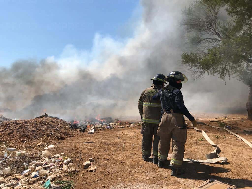 Bomberos controlan incendio en basurero de La Cholla