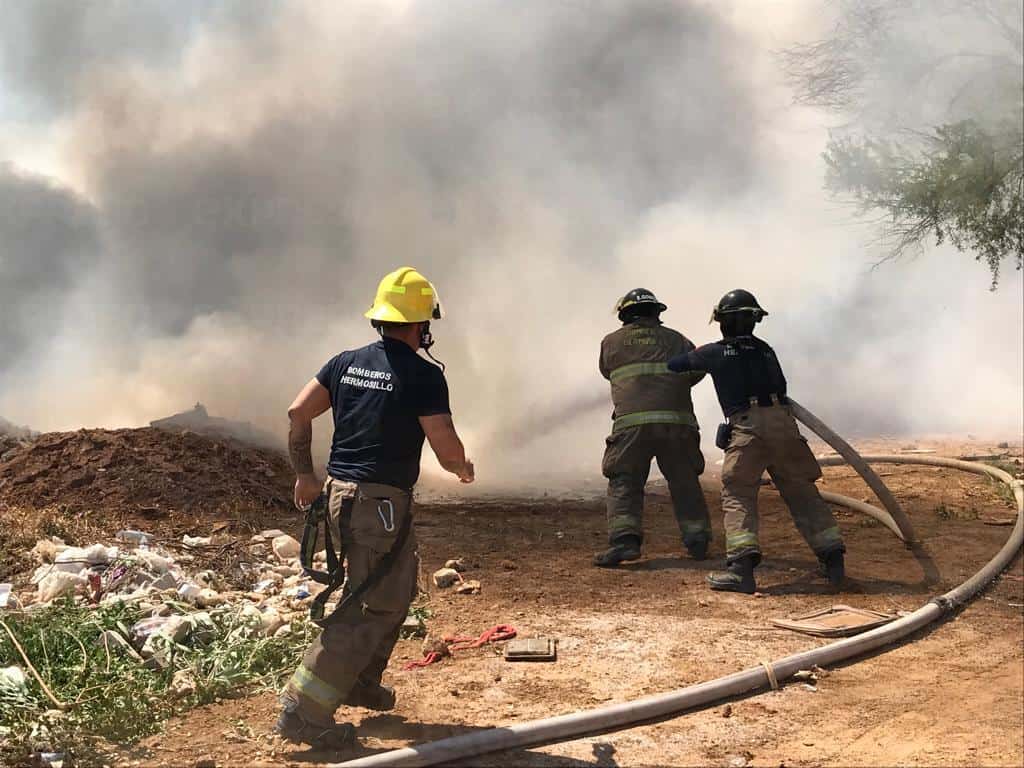 Bomberos controlan incendio en basurero de La Cholla