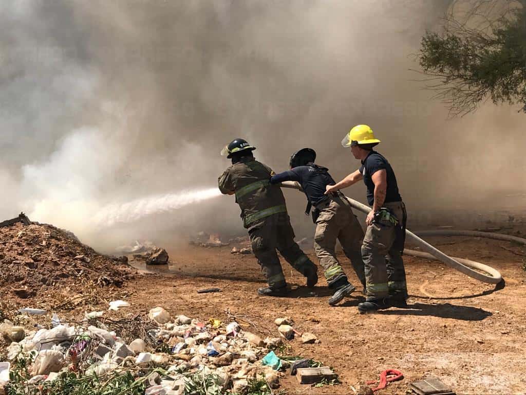 Bomberos controlan incendio en basurero de La Cholla