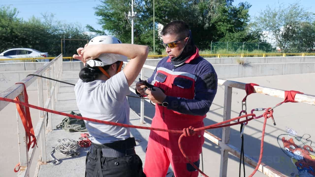 Hermosillenses viven la adrenalina del rapel en capacitaciones