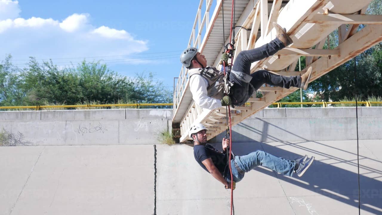 Hermosillenses viven la adrenalina del rapel en capacitaciones