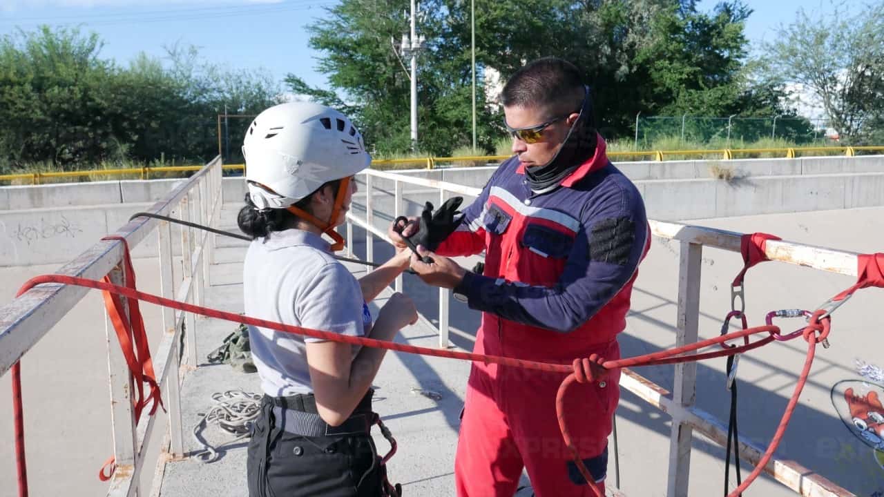 Hermosillenses viven la adrenalina del rapel en capacitaciones