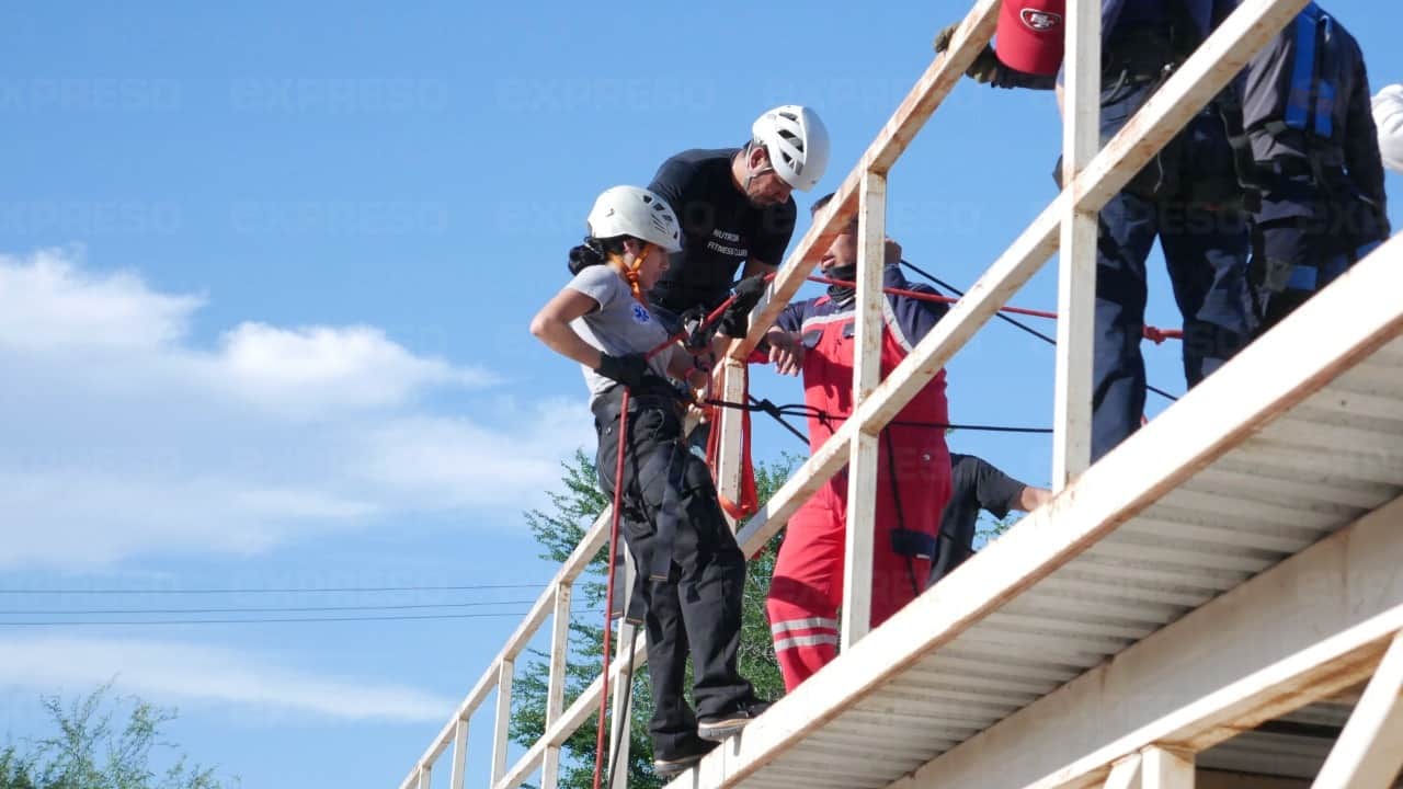 Hermosillenses viven la adrenalina del rapel en capacitaciones