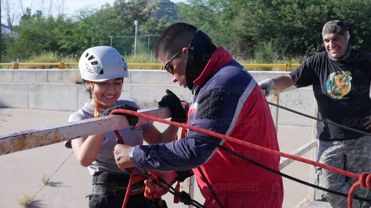 Hermosillenses viven la adrenalina del rapel en capacitaciones