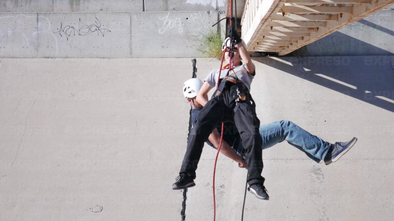 Hermosillenses viven la adrenalina del rapel en capacitaciones