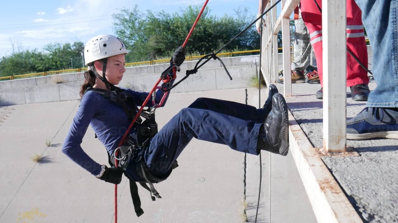 Hermosillenses viven la adrenalina del rapel en capacitaciones