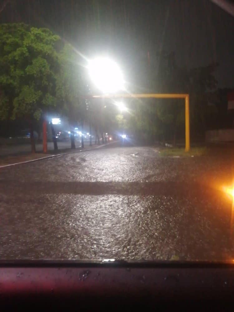 Lluvia impide visibilidad y queda encima del puente del bulevar Morelos