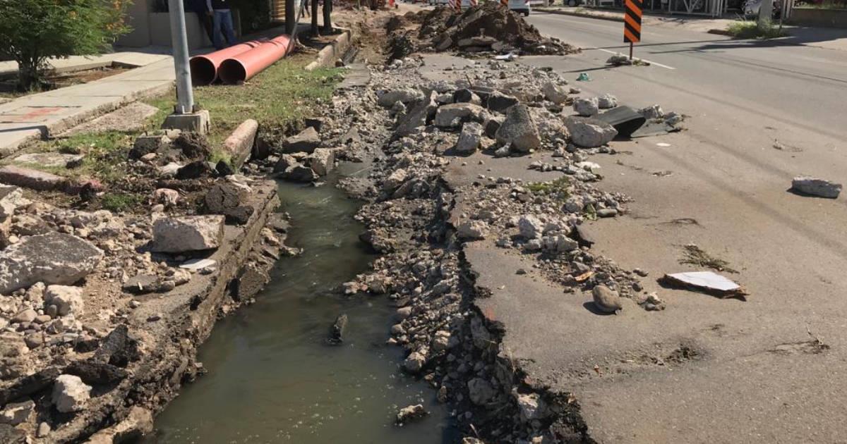 Obra provoca que drenaje ingrese a casas de la colonia Valle Grande