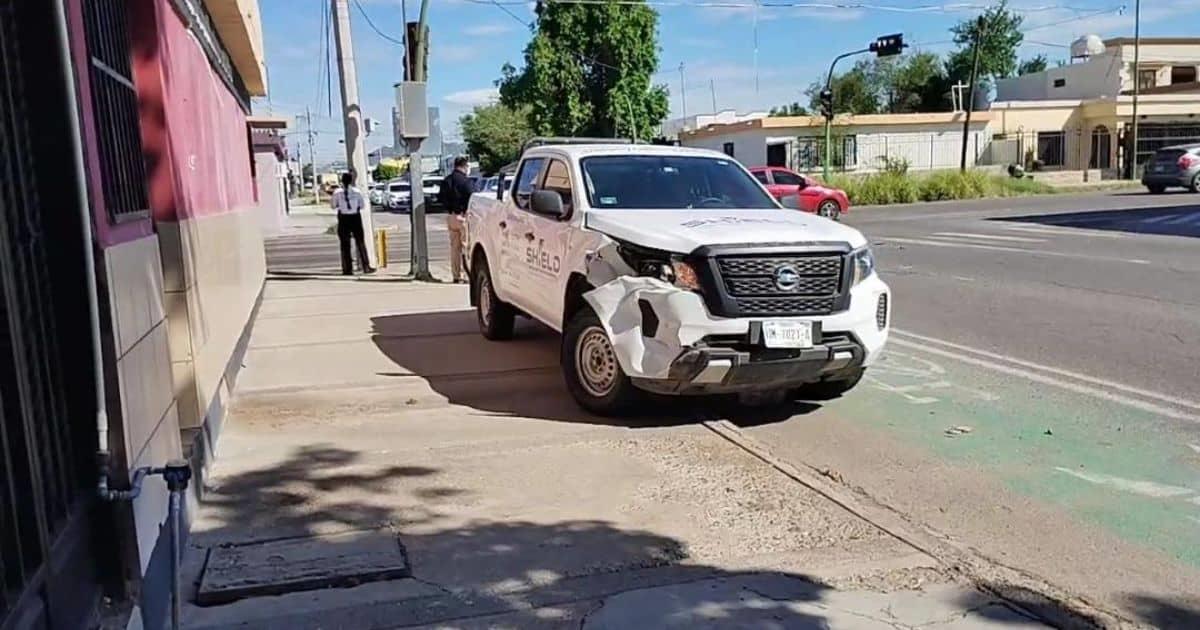 Impactan automóviles en la colonia San Benito