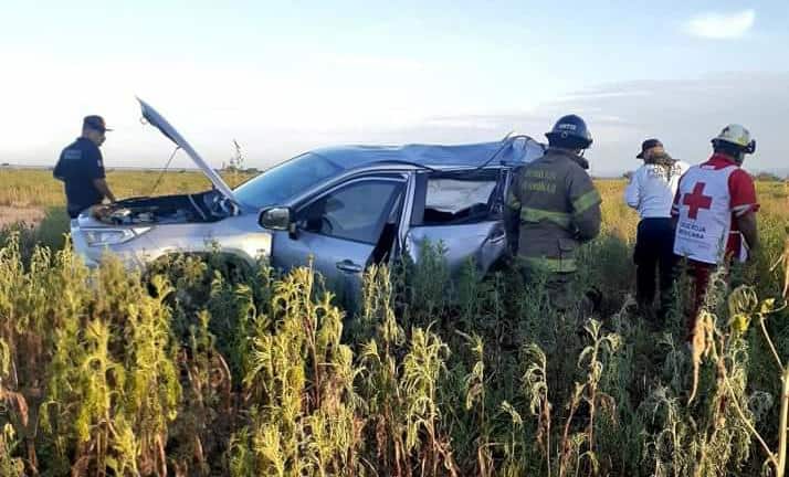 Choque en la costa de Hermosillo deja un automóvil volcado