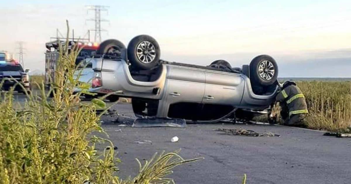 Choque en la costa de Hermosillo deja un automóvil volcado