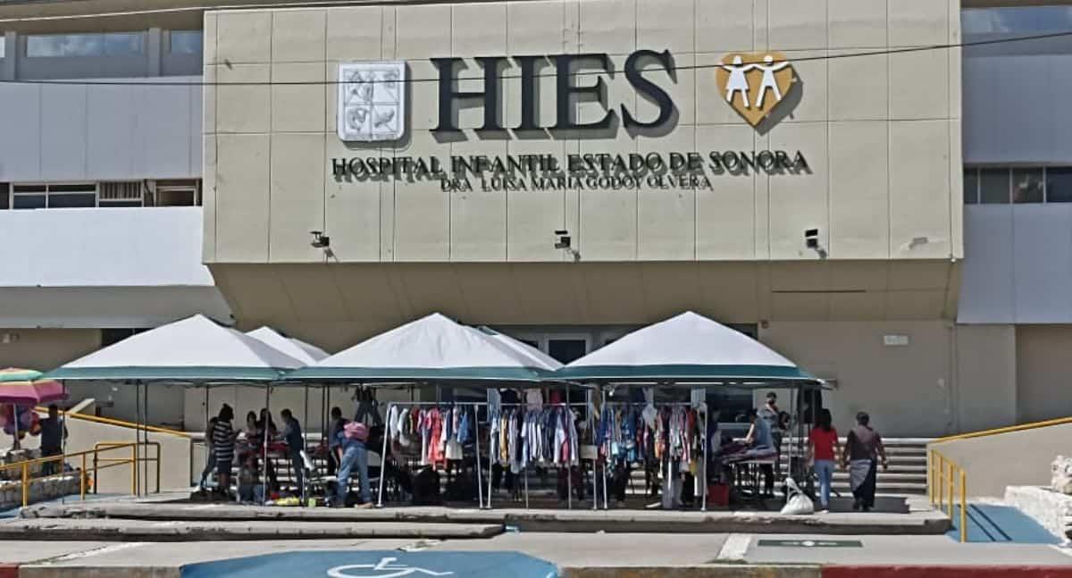 DIF Sonora organizó un bazar de ropa y juguetes frente al HIES