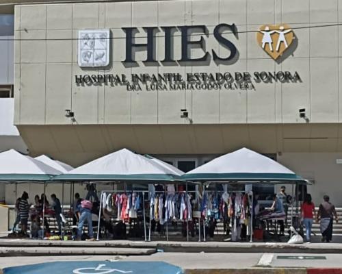 DIF Sonora organizó un bazar de ropa y juguetes frente al HIES