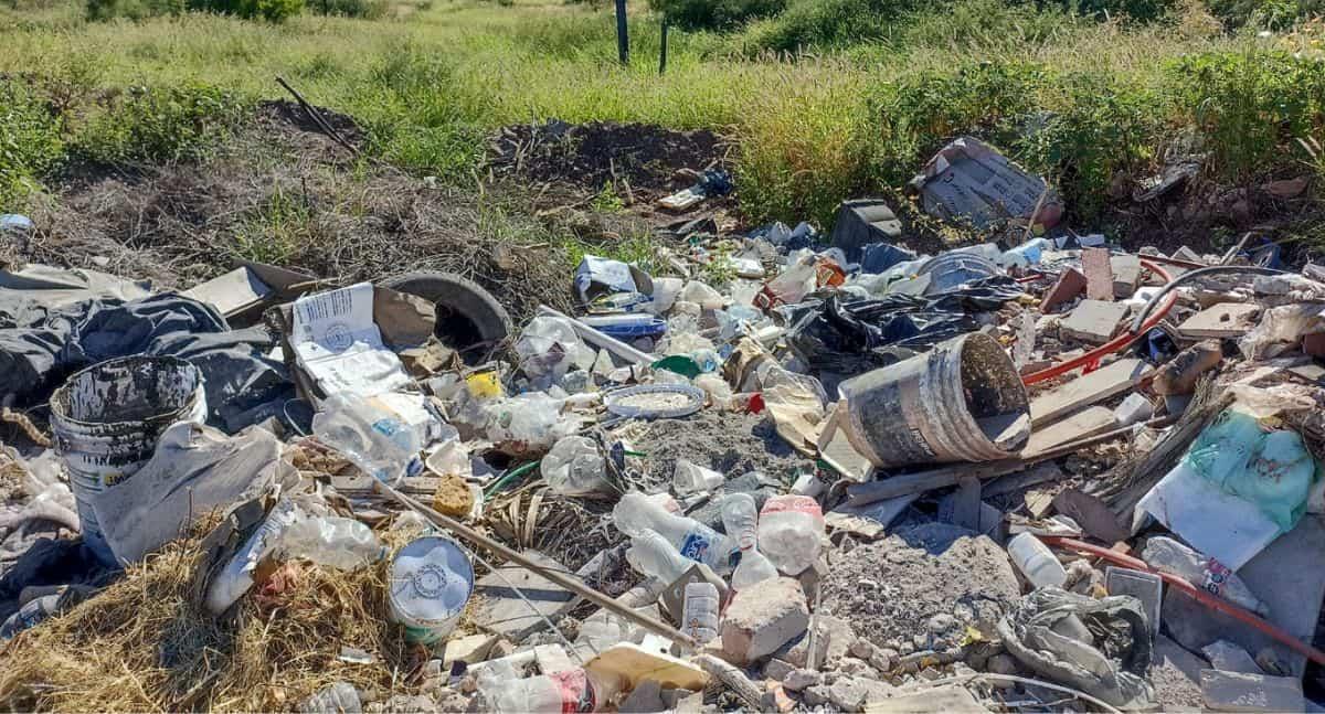 Vuelven a tirar basura y escombros en predios de San Carlos