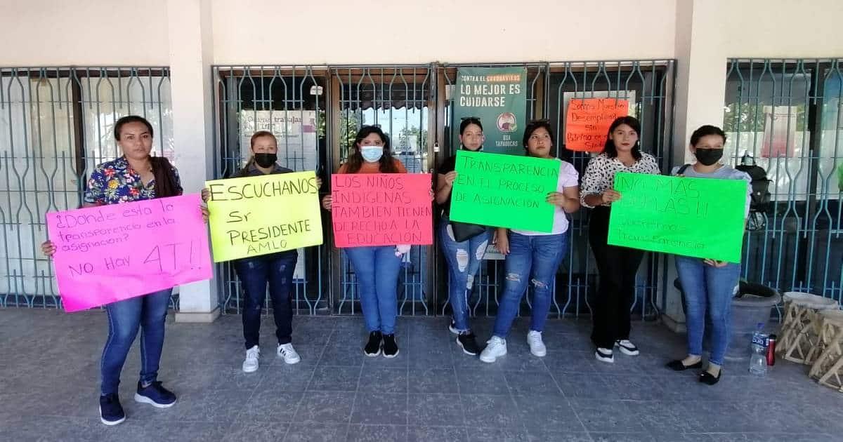 Docentes indígenas bloquean oficinas de la SEC en Navojoa