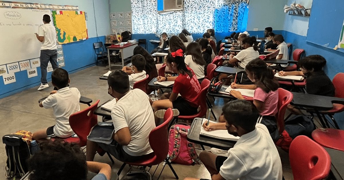 Niega directora de primaria de Guaymas que niños tomen clases en el piso