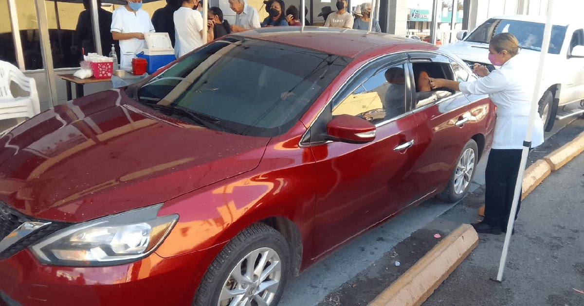 Atienden llamado a vacunarse en módulo drive thru