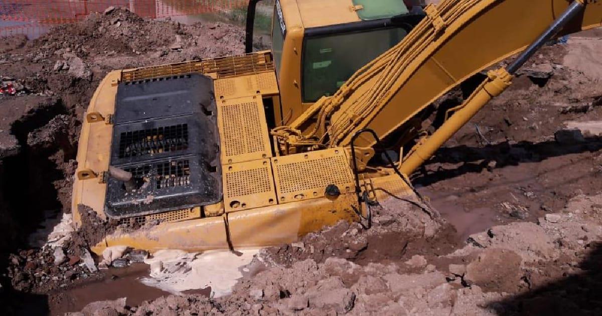 Rescatan excavadora atorada en zanja de la colonia El Apache