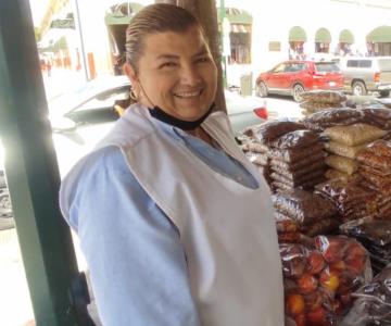 Sin importar calor, frío o lluvia, 28 años vendiendo en el centro