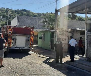Bomberos sofocan incendio de automóvil en Pedregal de la Villa