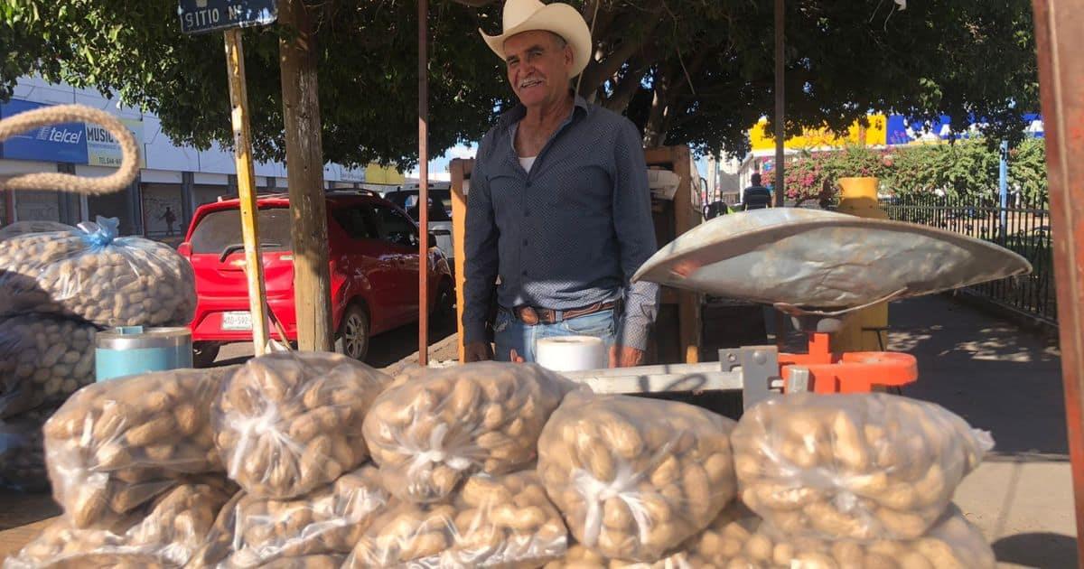 Don Humberto sigue tradición familiar vendiendo cacahuates en Cajeme