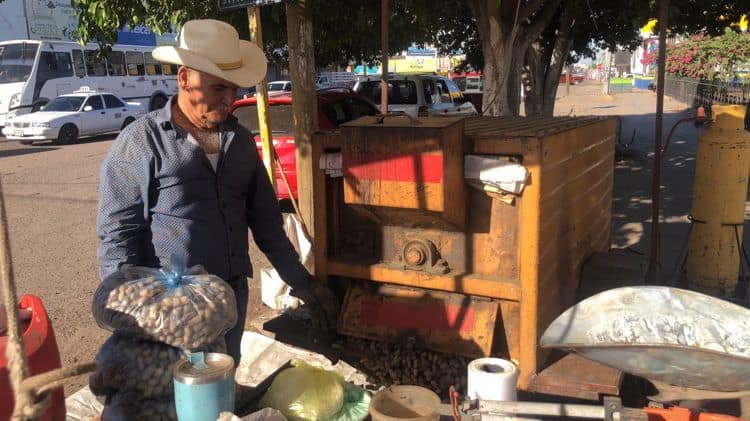 Don Humberto sigue tradición familiar vendiendo cacahuates en Cajeme