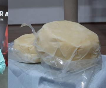 Joven lleva el queso cocido de Trincheras a Hermosillo