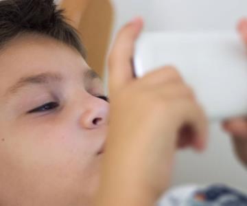 Niños presentan problemas visuales por exposición prolongada a pantallas