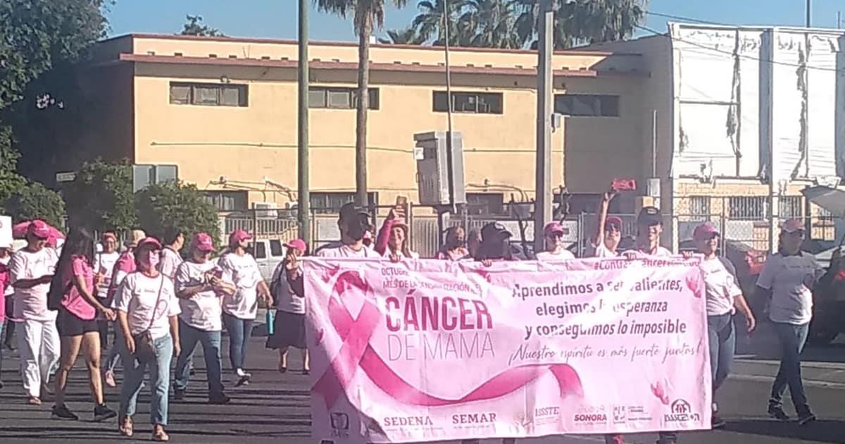 Llevan a cabo marcha de la lucha contra el cáncer de mama para concientizar