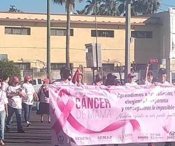Llevan a cabo marcha de la lucha contra el cáncer de mama para concientizar