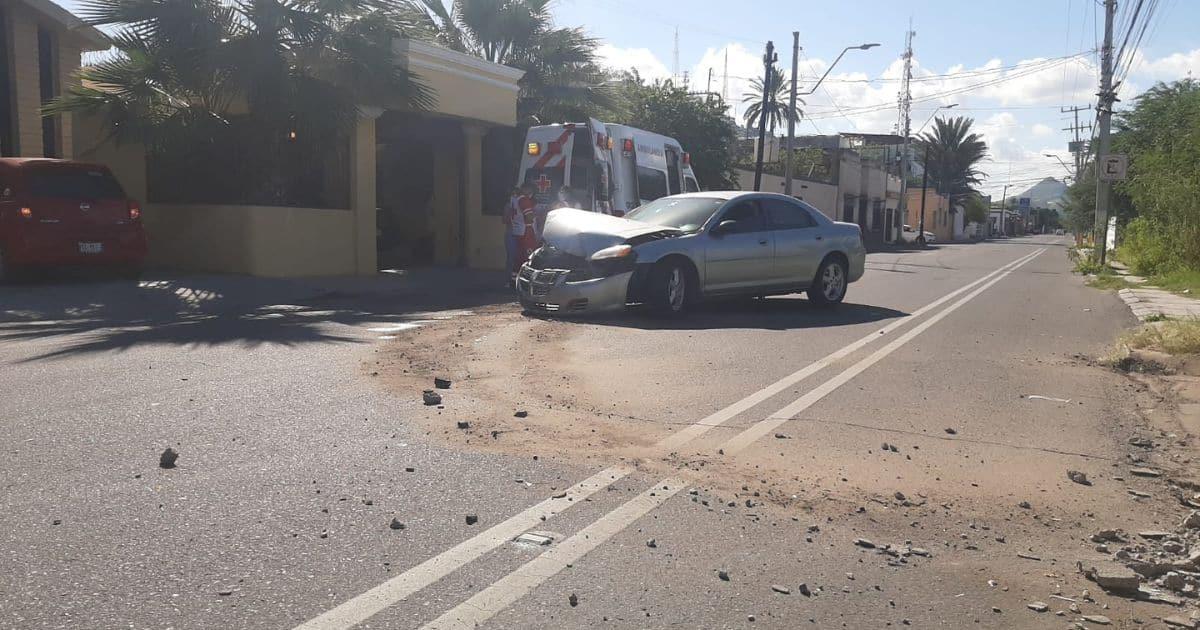 Se pasa el alto e impacta contra otro auto en el centro de Hermosillo