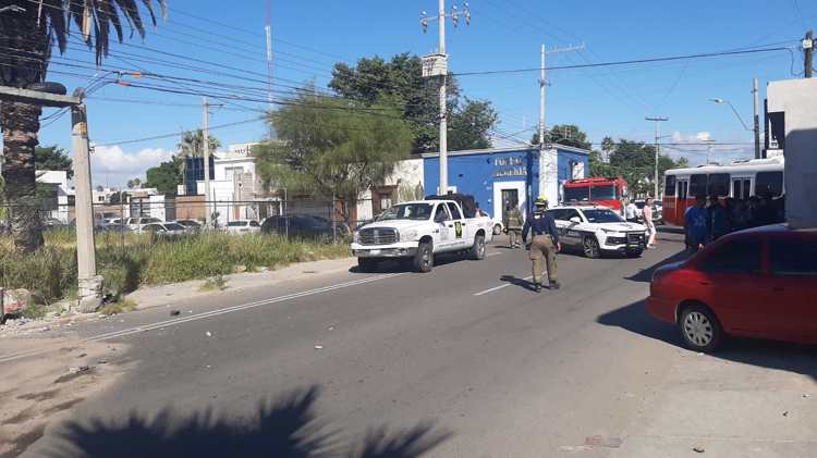 Se pasa el alto e impacta contra otro auto en el centro de Hermosillo