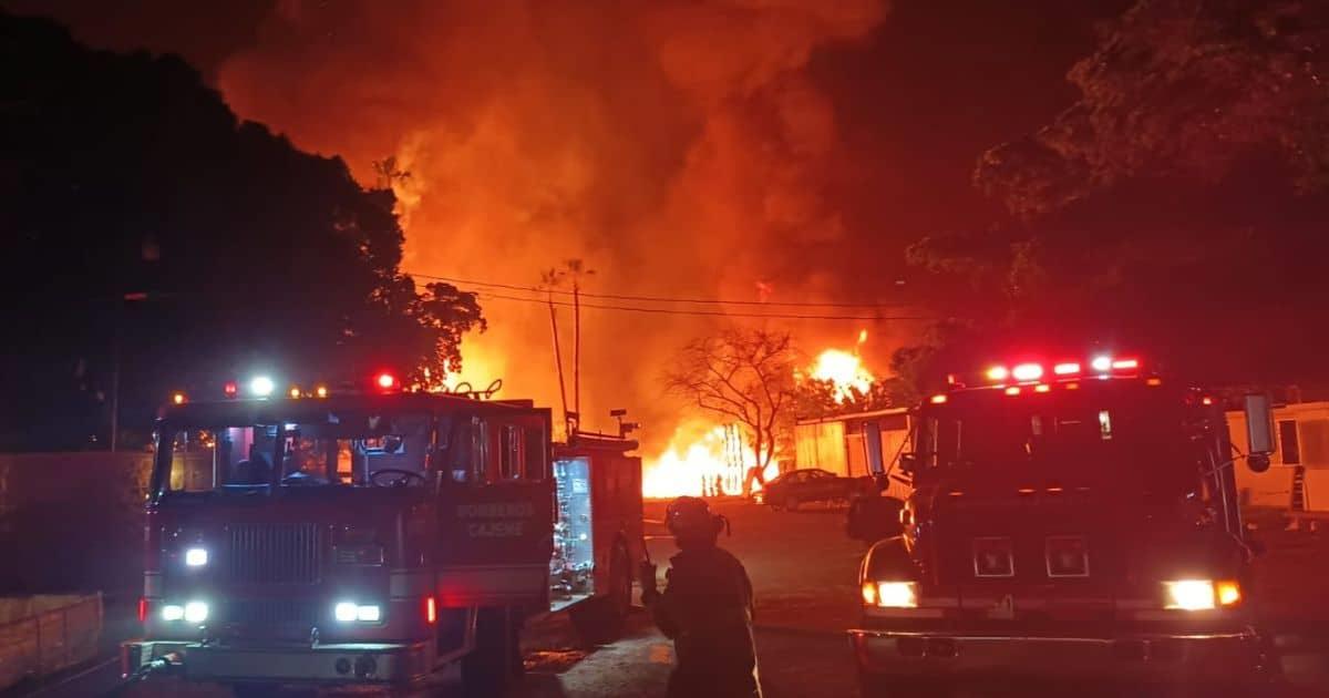 Bomberos combaten fuerte incendio durante la madrugada en Obregón