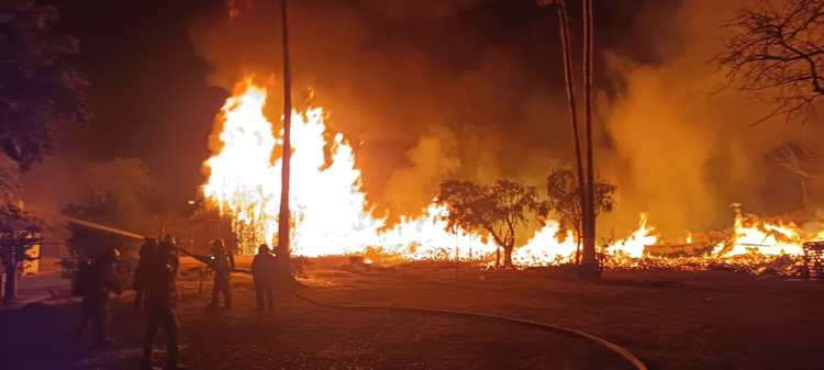 Bomberos combaten fuerte incendio durante la madrugada en Obregón