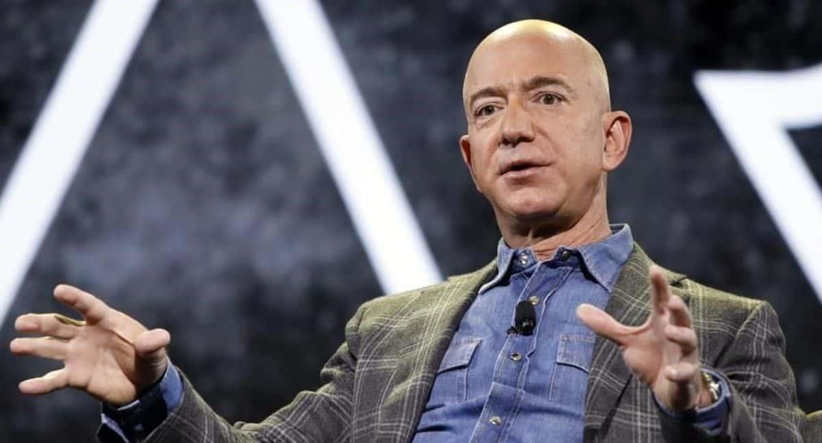 Jeff Bezos hace eco de advertencias sobre la economía