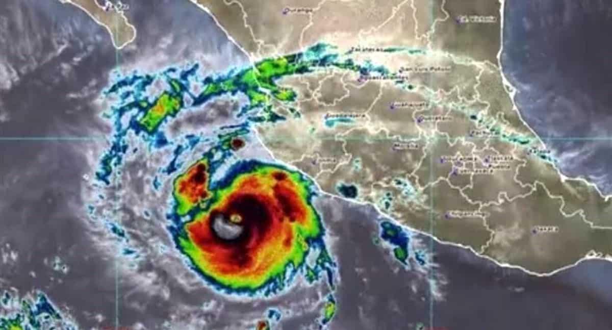 Huracán Roslyn se intensificó a categoría 3